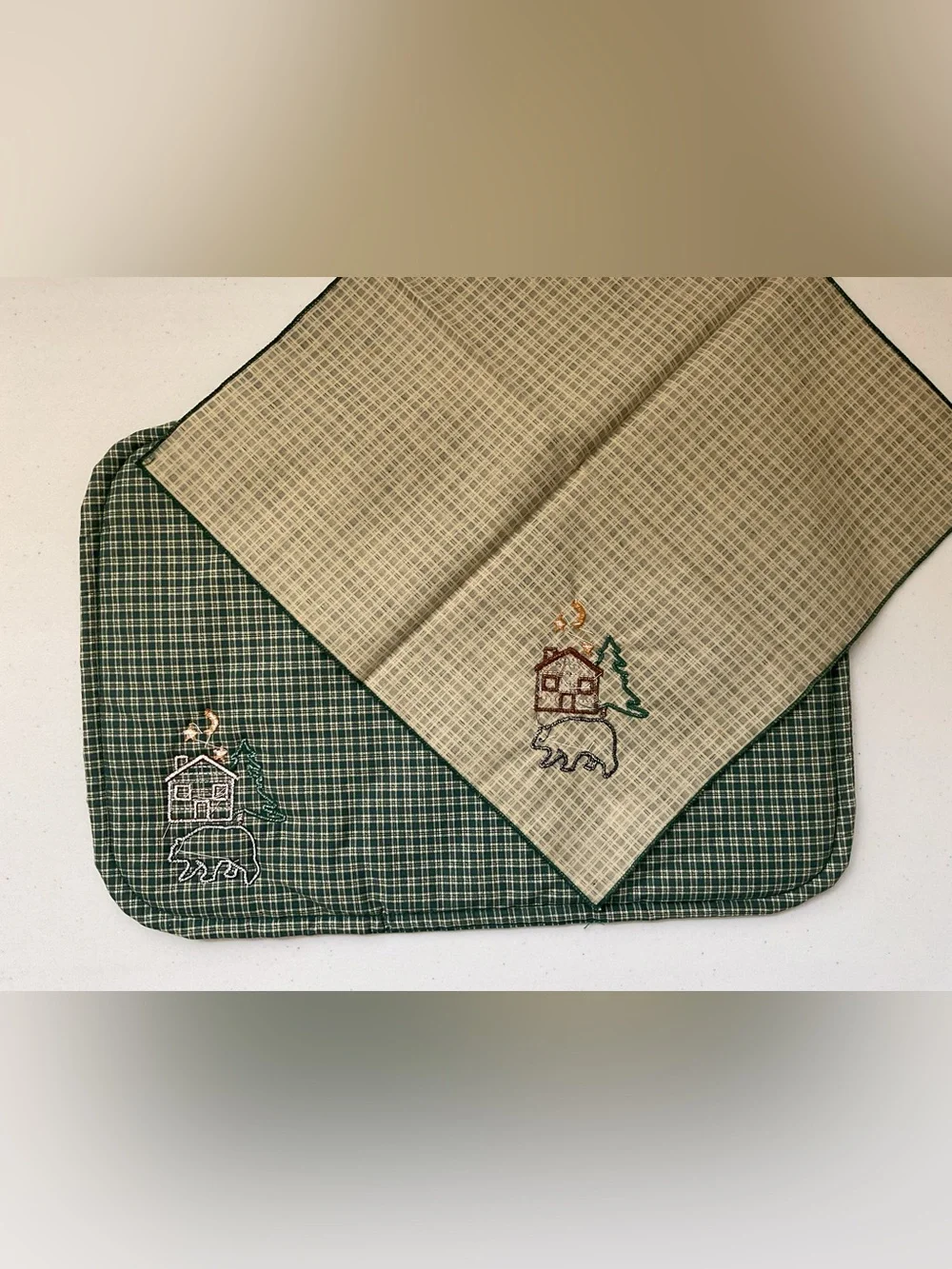 Green Plaid Cabin & Bear 4 Placemats and 4 Napkins. Matching Set